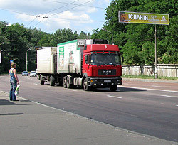 Несмотря на запрет, фуры свободно колесят по улицам  