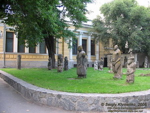 Каменных баб упрячут под крышу 