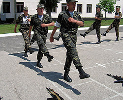 Военные моряки готовятся к параду 