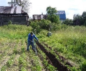 Танк расстрелял дачный участок 