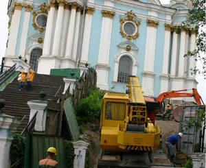 Укреплять Андреевскую церковь мешают свадьбы и бизнесмены 