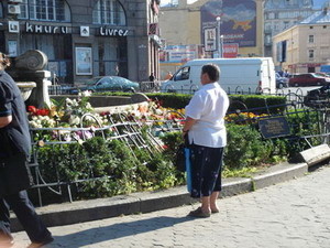 Легковик чуть не снес скульптуру Богородицы в центре города  