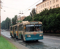 Из троллейбуса в Мариуполе выпала старушка 