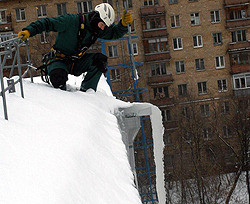 В Николаеве от снега просела крыша супермаркета  