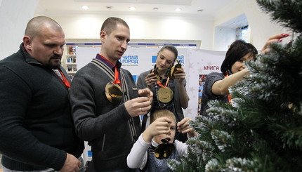 Олимпийские чемпионы с детьми нарядили дерево «Детской мечты»