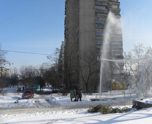 В Мариуполе из разрытой траншеи водопровода забил 25-метровый фонтан (фото) 