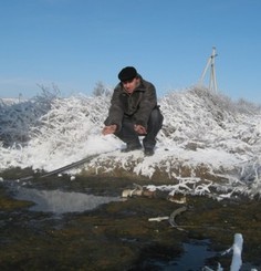 В селе Пятихатка горячая вода бьет из-под земли 