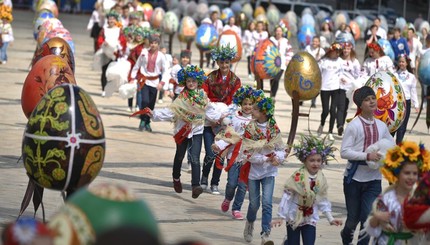 Софийская площадь превратилась в большую галерею пасхальных яиц