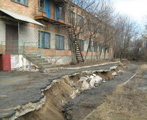 Оползни могут разрушить детский приют и частный сектор в Приазовье 