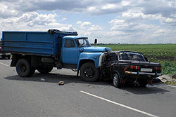 Грузовик сбил двух пешеходов и врезался в другую машину  