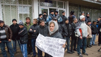 Под скандальной окружной комисией, где уже неделю подсчитывают голоса, появилась 