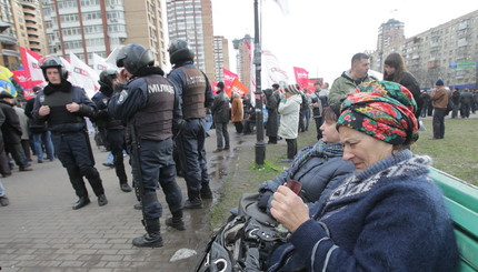 Протесты под ЦИКом-2: все меньше людей, все больше еды 