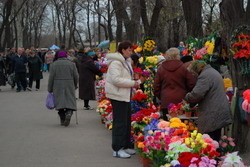 Поминальные дни: горы мусора, отсутствие туалетов, пробки 