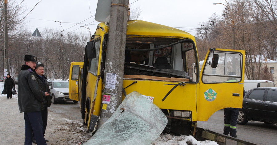 В Киеве водитель маршрутки врезался в столб
