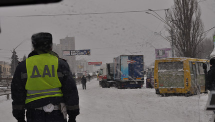 Танки в городе - как БТР грузовик вытаскивал