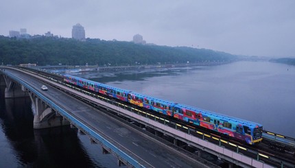 Поезд киевского метро превратился в арт-объект