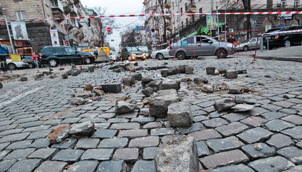 На Прорезной из-за прорыва трубы образовалась глубокая яма  