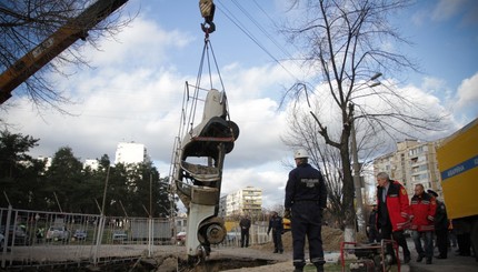 В Деснянском районе Киева  под асфальт ушел автомобиль 