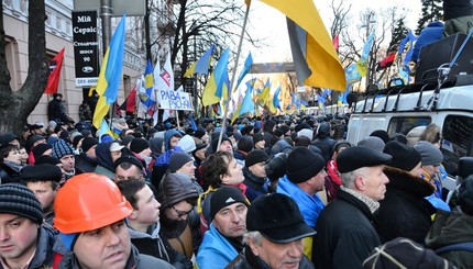 Под Верховной Радой и правительством собрались около 15 тысяч человек