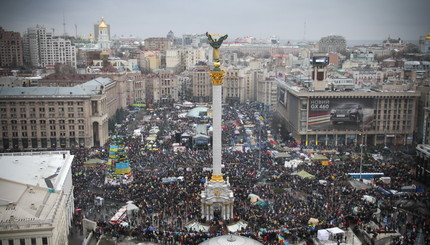 Вид на майдан с крыши гостиницы Украина!