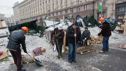 Митингующие взяли палки для уборки льда 