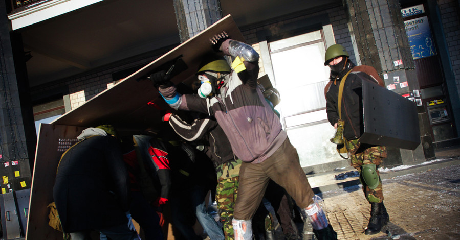 Активисты готовятся к ночному бою