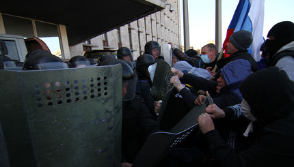 В Донецке митингующие захватили ОГА 