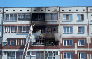 На Донетчине загорелась девятиеэтажка, два подъезда полностью уничтожены огнем