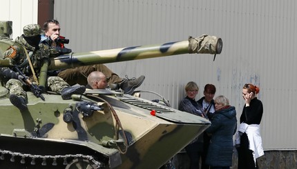 В Славянске истребители и броневики в цветах