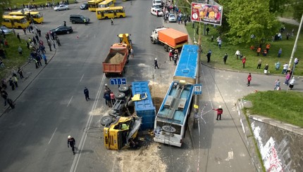 В Киеве грузовик с песком протаранил троллейбус