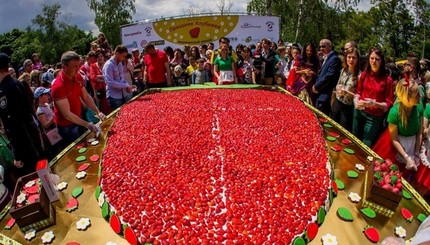 Одесситы установили рекорд: приготовили самый большой торт из клубники