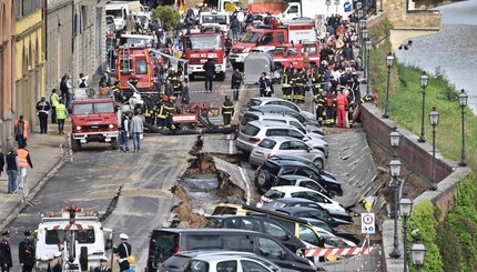 В Италии провалилось 20 авто под асфальт