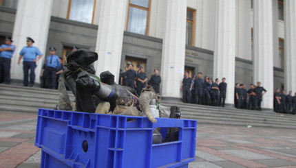 Под Верховную Раду принесли 