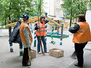 Жэки настойчиво зовут жильцов в гости