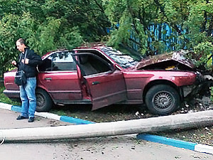 Как милиционеры выручали пьяного водителя, таранившего столб