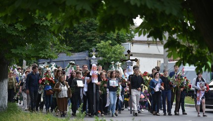 В Василькове попрощались с двумя девочками-школьницами