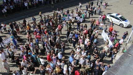 Во Львове штурмуют горсовет с требованием отставки Садового