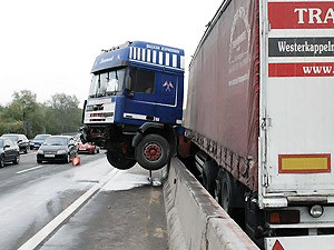 На Одесской трассе фура запрыгнула на отбойник