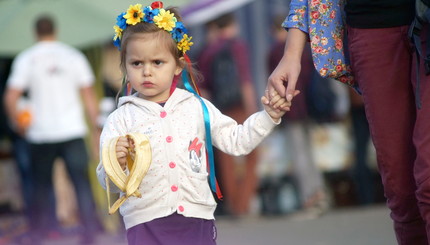 Как дети вместе с родителями отдыхали в павильоне 