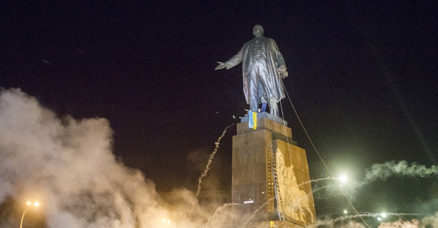 Как в Харькове Ленин падал