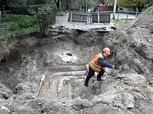 Киевлянка провалилась под асфальт и угодила в кипяток