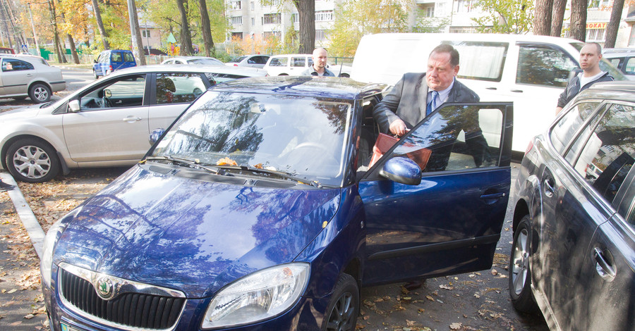 Мельника после суда забросали яйцами