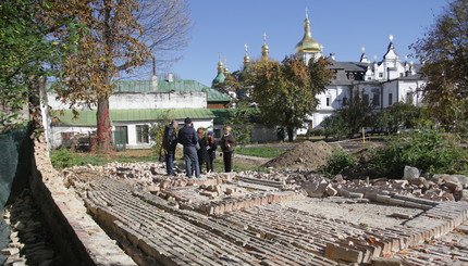 Рухнул забор на территории 