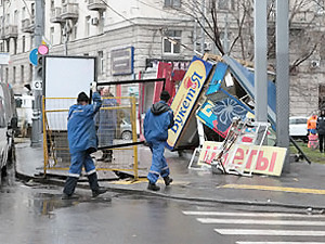 В Москве спорткар на бешеной скорости сбил две торговые палатки