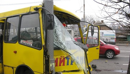 В Киеве в маршрутное такси на огромной скорости влетел БМВ