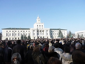 В Хмельницком бунтующие предприниматели выломали двери ОГА