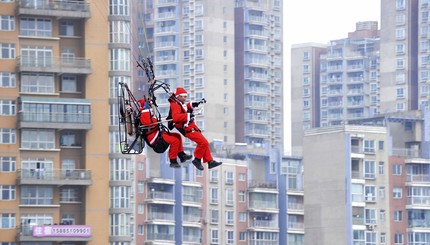 Парашютисты в костюмах Санта-Клаусов оригинально поздравили жителей города Гуйян в Китае - Фото