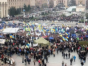 В лагере митингующих пролилась первая кровь