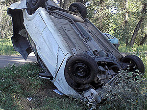 На Херсонщине легковушка врезалась в дерево:4 человека погибли