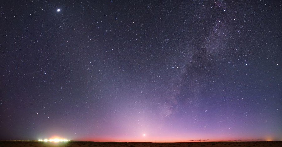 Фотограф запечатлел небо, которого никогда не увидят горожане